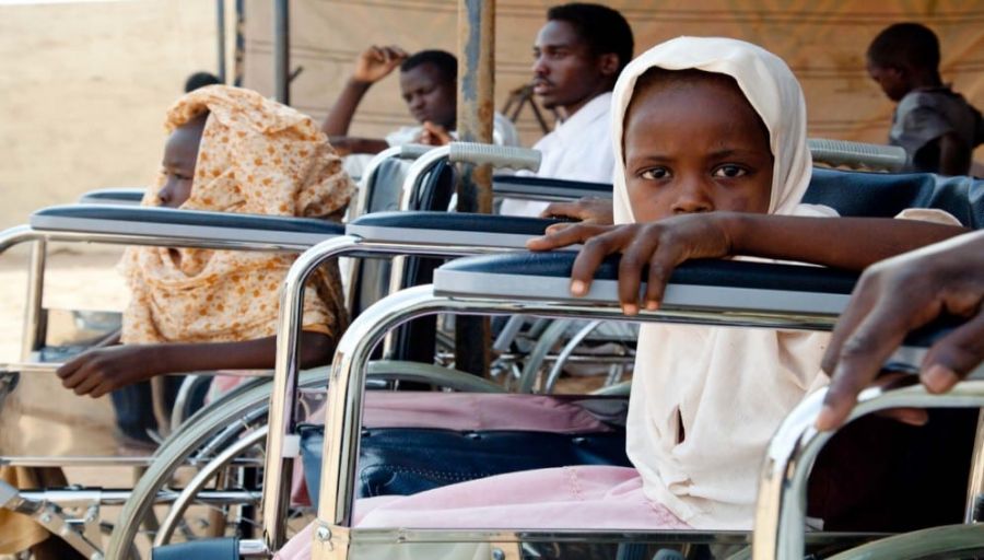 Des enfants handicapés dans des fauteuils roulants: les personnes à mobilité réduite ont un accès limité aux soins de santé.