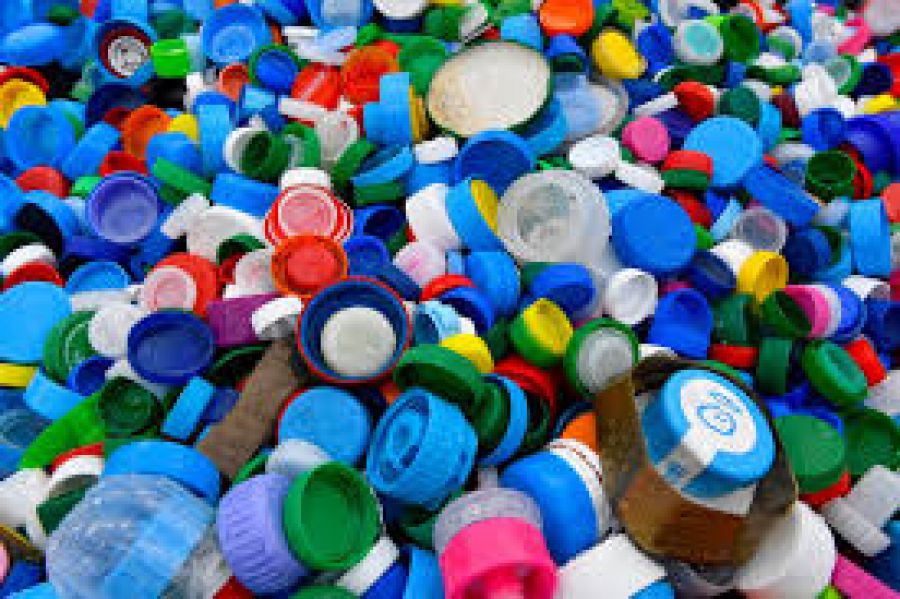 Recyclage: Des chercheurs mettent au point un plastique entièrement réutilisable