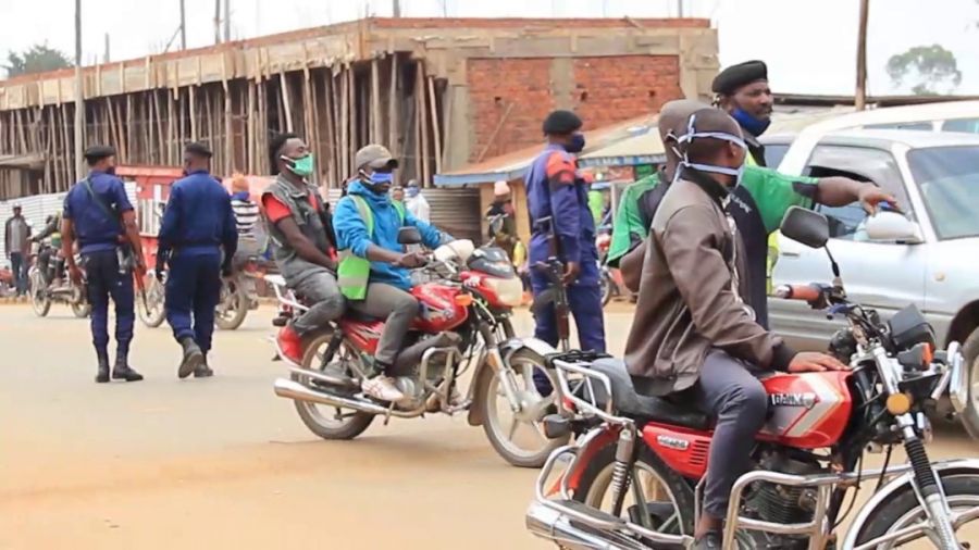 La Police Nationale Congolaise sensibilise la population contre la COVID-19