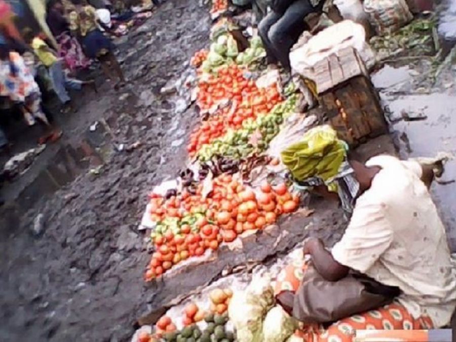 Kinshasa - Marché Gambela : marchandises et immondices en parfaite cohabitation