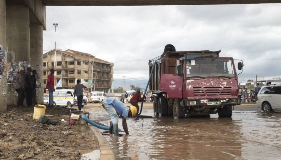 Des travailleurs sur une route inondée en Afrique. Crédit image: World Bank Photo Collection (CC BY-NC-ND 2.0)